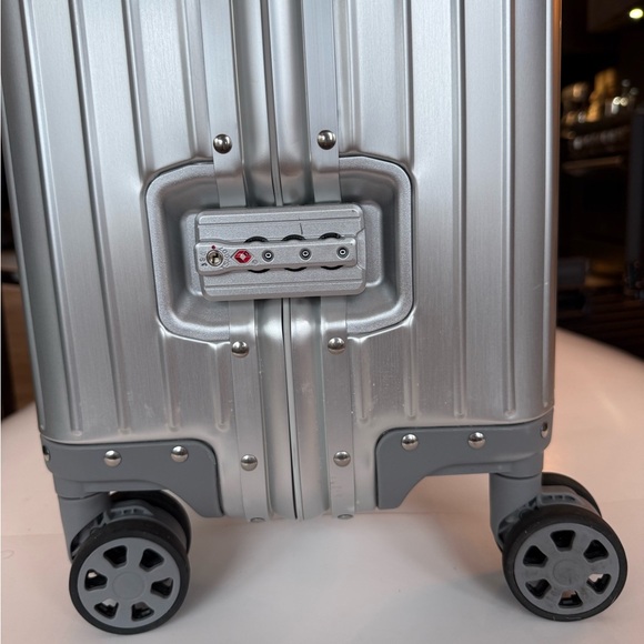 RIMOWA Silver Aluminum Suitcase Large Check-in - Picture 10 of 15